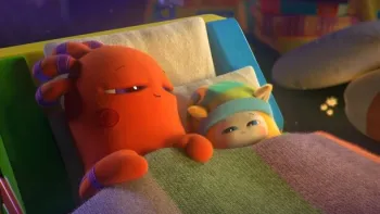BeddyByes TV show screenshot 3: MeMo and BaBa lay side by side tucked in bed, their eyes nearly close, sleepy.