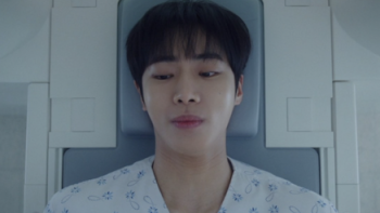 Between Steps TV show screenshot 1: Park Min-Jae lying on a gurney in white hospital gown. 