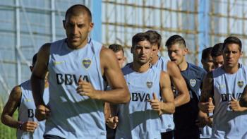 Boca Juniors Confidential TV: Soccer players from Boca Juniors running in line during training session