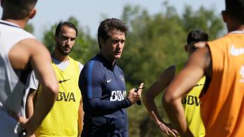 Boca Juniors Confidential TV: Soccer coach talk to players during outdoor training session
