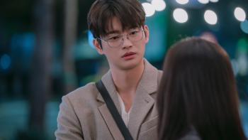 Boyfriend on Demand TV show screenshot 2: Seo In-guk wears a tan coat, white sweater, and glasses. A black bag strap hangs across his shoulder.