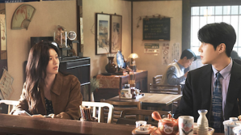 Can This Love Be Translated? TV show screenshot 1: Cha Mu-hee and Joo Ho-jin look at eachother while sitting at noodle bar