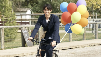 Can This Love Be Translated? TV show screenshot 3: Hiro Kurosawa in black jacket rides bike holding balloons. 