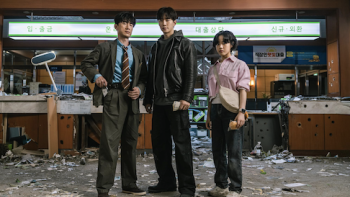 Cashero TV show screenshot 1: Byeon Ho-in, Kang Sang-un, and Bang Eun-mi stand together in a destroyed room. 