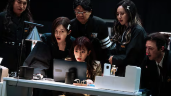 Crime Scene Zero TV show screenshot 1: The cast looks at the screen of a laptop computer.