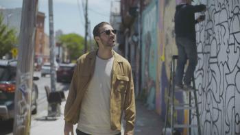 De La Calle TV show screenshot 1: Host and music journalist Nick Barili walks the street of New York City.