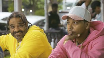 De La Calle TV show screenshot 2: Rapper Jim Jones and Juelz Santana laugh in conversation.