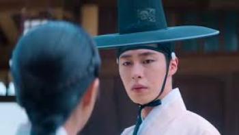 Dear Hongrang TV show screenshot #1: a young Korean man wearing a large green hat looks toward another person
