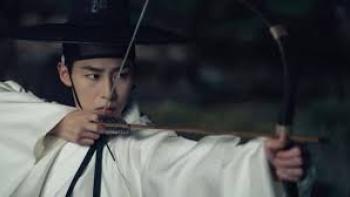 Dear Hongrang TV show screenshot #2: a young Korean man wearing a large green hat uses a bow and arrow