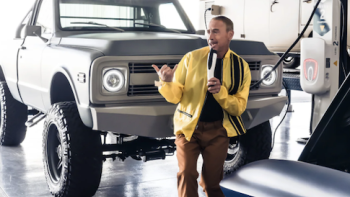 Downey's Dream Cars screenshot 4: Robert Downey Jr. talks to military. 