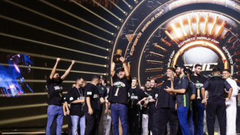Esports World Cup: Level Up TV show screenshot 3: Club members jumping and cheearing in the middle of the arena 
