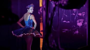 Étoile TV show screenshot 2: Eva waits in the wings to go onstage, dressed in a blue costume and looking over her shoulder at the camera. 