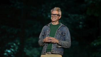 Fear Factor: House of Fear TV show screenshot 1: Johny Knoxville in blue shirt and white hair. 