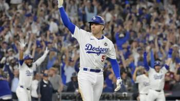 Fight for Glory TV show screenshot 1: Freddie Freeman acknowledges the crowd