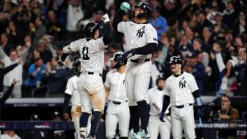 Fight for Glory TV show screenshot 2: the Yankees celebrate a home run
