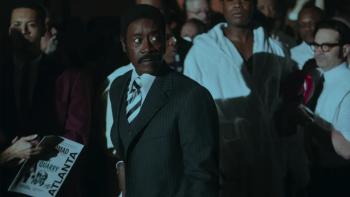 Fight Night: Detective Hudson (Don Cheadle) stands ringside