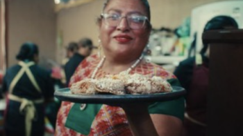Garnachas: Glorious Street Food! TV show screenshot 2: A woman holds a plate of food. 