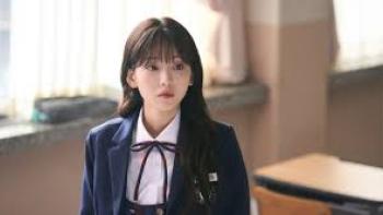 Head Over Heels TV show Screenshot #1: A young Korean woman wears a school uniform