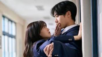 Head Over Heels TV show Screenshot #2: A young Korean woman pushes a young man against the wall. Both wear school uniforms.