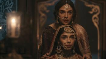 Aditi Rao Hydari leans her head on top of Sharmin Segal’s head. They both gaze into a mirror.