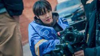 Hope on the Street TV show screenshot #1: J-Hope crouches by a camera