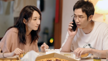 I am Married...But! screenshot 2: I-Ling watches Zeng Xue-You talk on phone over pizza.