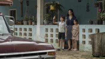 I'm Not Afraid TV show screenshot 3: the family watches their father drive off