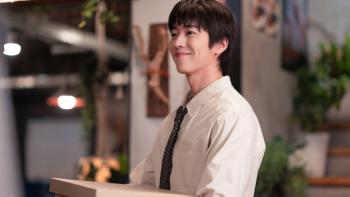 In Your Radiant Season TV show screenshot 3: Chae Jong-hyeop wears a light buttoned-shirt and dark tie. He carries a cardboard box. 