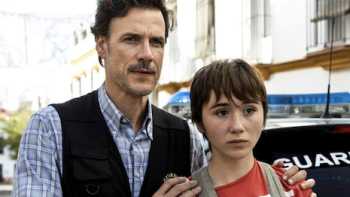 La chica invisible TV show screenshot 1: Miguel Angel holds Julia by shoulders as they look at something on street. 