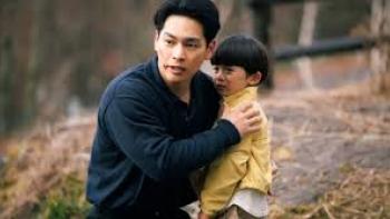 Light of My Lion TV show screenshot #1: a Japanese man runs with a child in his arms