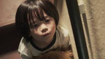 Light of My Lion TV show screenshot #2: a young Japanese child looks up