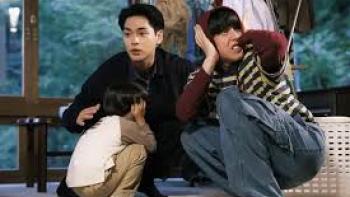 Light of My Lion TV show screenshot #3: Two young Japanese adults and a child crouch; two cover their ears