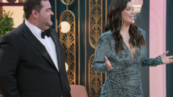 Love is Blind: Argentina screenshot 1: Darío Barassi  and Wanda Nara stand together talking to cast members. 