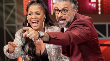 Lotería Loca screenshot 1: Sheila E and Jaime Carnil point and announce together. 