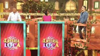 Lotería Loca screenshot 3: Contestants stand behind red and green podiums and look right towards Jaime Carnil. 