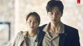 Love Alarm TV show screenshot #1: a man and woman walk with serious expressions on their faces