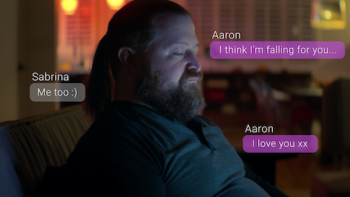 Love Con Revenge TV show screenshot 3: Text messages appear on screen around a man with long hair and beard.