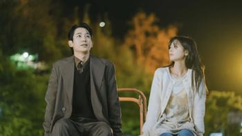 Love Next Door TV show screenshot 1: Jung Hae-in and Jung So-min sit together under the night sky. 