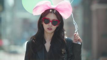 Love Next Door TV show screenshot 2: Jung So-min walks outside holding multicolored balloons in her hand.
