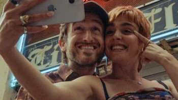 Raúl and Marta take a selfie. 