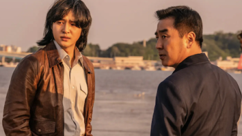 Low Life TV show screenshot 1: Oh Hee-dong and Oh Gwan-seok look with suspicion from dock.