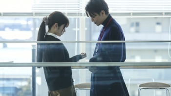 Marry My Husband TV show screenshot 3: Misa Kanbe looks at Wataru Suzuki's burnt hand. 