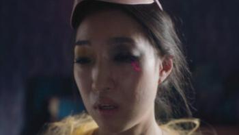 Mask Girl TV show screenshot 2: Lee Han-byul plays Kim Mo-mi with mask on top of head and crying. 