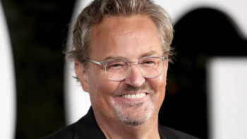 Matthew Perry: A Hollywood Tragedy TV show screenshot 1: Matthew Perry in older years on red carpet. 