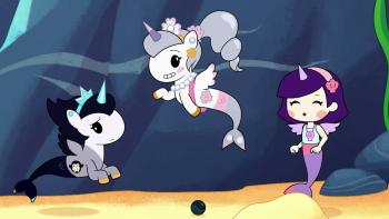 Mermicorno Starfall TV: Astra smiles at a hesitant Gwen while Kameko cheers from the side.