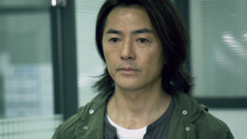 Million-Follower Detective TV show screenshot 1: Detective Chen Chia-jen in white shirt and green jacket. 