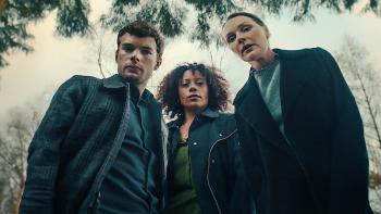 Missing You TV show screenshot 1: three detectives look down at a crime scene