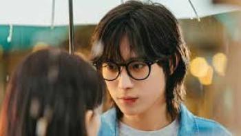 No Gain No Love TV show screenshot 2: a young man wearing glasses stares intently at the young woman in front of him