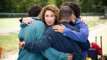 O11CE New Generation TV: Ricky, Gabo and Dedé hug Isabel.