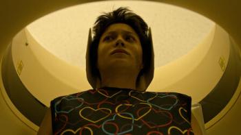 Open Your Eyes TV show screenshot 2: Julia wears a worried expression, pictured from shoulders up inside an MRI machine.